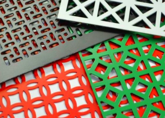 المنطقة المفتوحة العالية الشبكة الفولاذية المثقوبة الصفائح الطلاء PVC الزخرفة الحفرة حجم 0.1mm