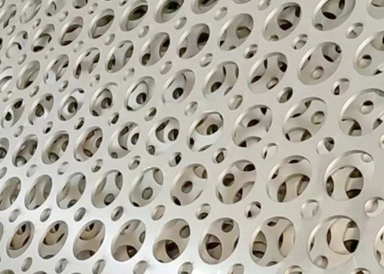 صفيحة معدنية مطبقة بقوة مع أنماط ثقوب قابلة للتخصيص ومقاومة للتآكل للعمارة والديكور