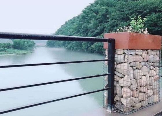 شبكة أسلاك ملحومة ثقيلة تستخدم كحاجز زخرفي في بناء المناظر الطبيعية