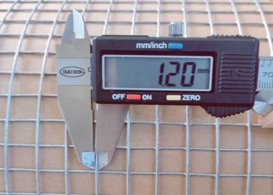 شبكة سلكية ملحومة مجلفنة كهربائيًا بطول لفة 50 متر وعرض 0.5 متر لسياجات الحيوانات