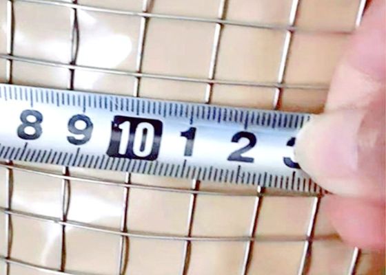 شبكة سلكية ملحومة مجلفنة كهربائيًا بطول لفة 50 متر وعرض 0.5 متر لسياجات الحيوانات